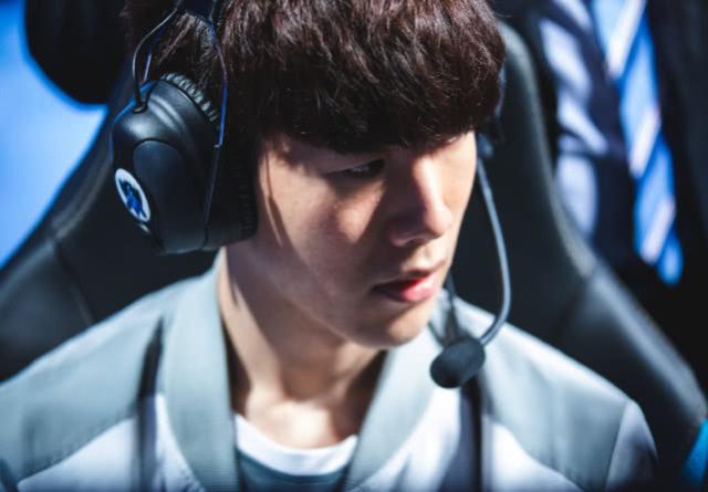 Zeka 是一个纯粹的外行。 Zeus 的标志性英雄 Shen 是纯粹的。 Hanwha Life Esports 4 vs 5 团队消灭了对手，赢得了第一场比赛。